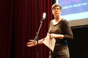 Ineke tijdens pitch bijeenkomst Start-to-grow